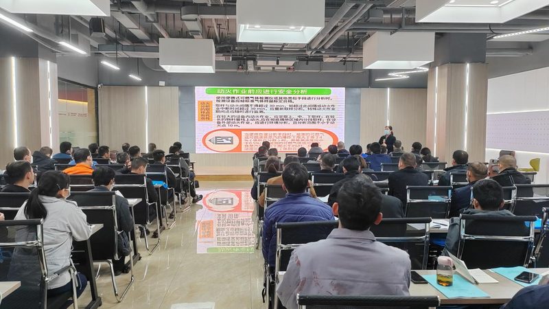 2025年成人学历落户政策解析：机遇与挑战并存