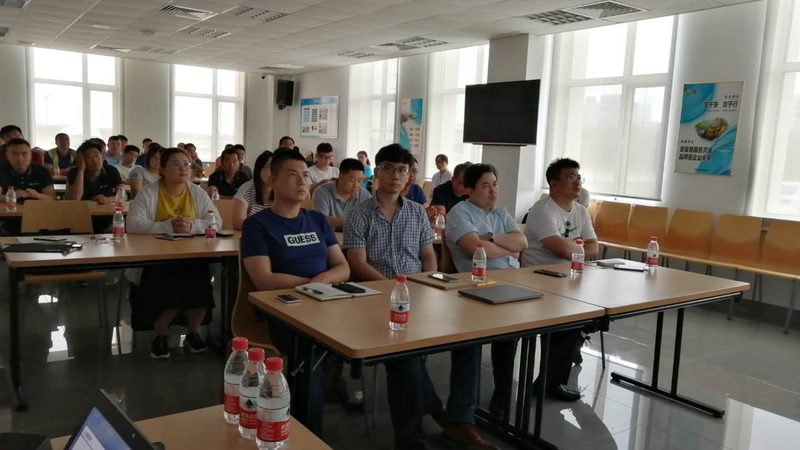 在选择成人教育机构时，要避免以下误区和陷阱：