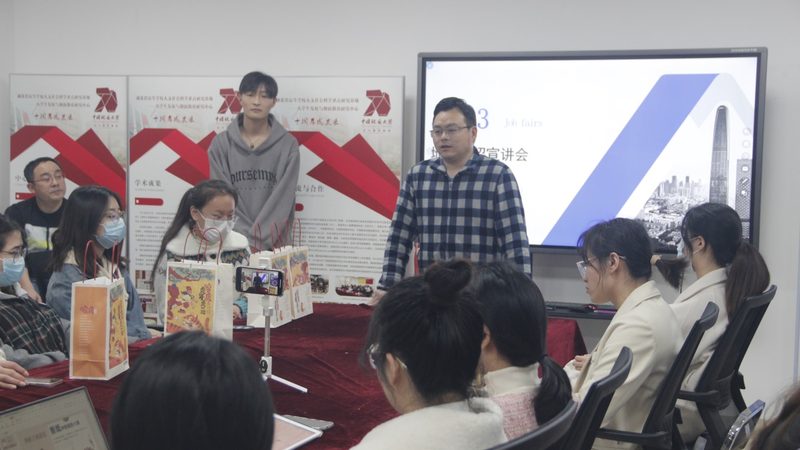 心理咨询师资格证考试分为笔试和面试两个部分。笔试科目包括：
